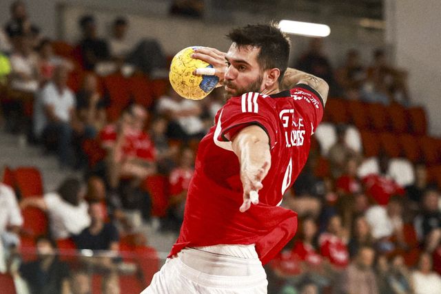 Pau Oliveras remata em jogo da equipa de andebol do Benfica