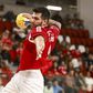 Pau Oliveras remata em jogo da equipa de andebol do Benfica