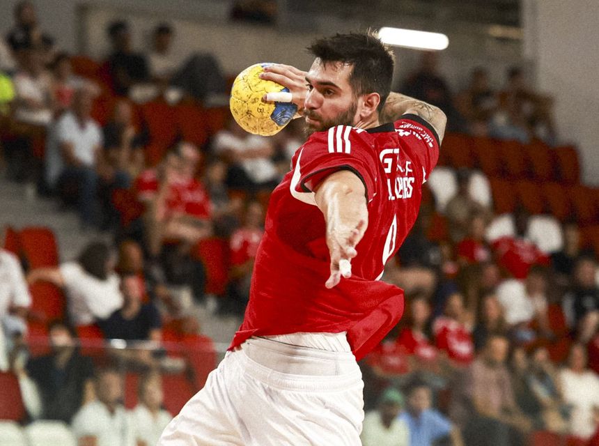 Pau Oliveras remata em jogo da equipa de andebol do Benfica
