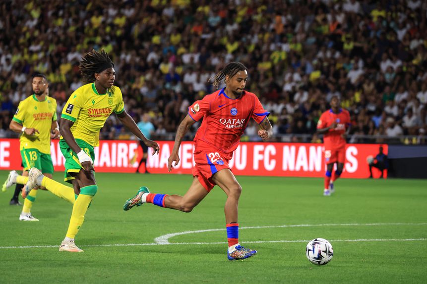 Barcola a jogar pelo PSG frente ao Nantes na 1.ª jornada da Ligue 1