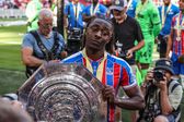Eze venceu a Taça de Inglaterra, o primeiro grande troféu da história do Crystal Palace, e o Community Shield com o clube