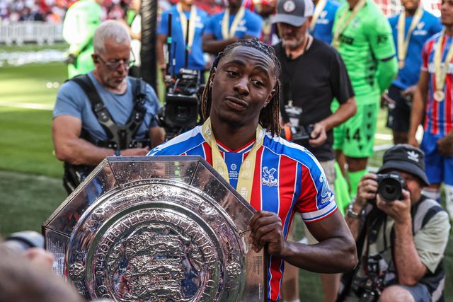 Eze venceu a Taça de Inglaterra, o primeiro grande troféu da história do Crystal Palace, e o Community Shield com o clube
