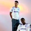 Aston Villa, terceiro equipamento. Marca: adidas. Com inspiração nos vitrais exclusivos do Villa Park desde que o estádio foi inaugurado em 1897. Foto Aston Villa FC