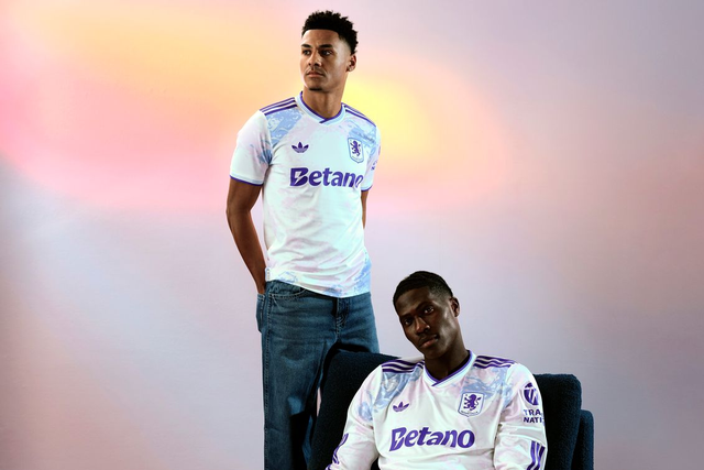 Aston Villa, terceiro equipamento. Marca: adidas. Com inspiração nos vitrais exclusivos do Villa Park desde que o estádio foi inaugurado em 1897. Foto Aston Villa FC