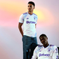 Aston Villa, terceiro equipamento. Marca: adidas. Com inspiração nos vitrais exclusivos do Villa Park desde que o estádio foi inaugurado em 1897. Foto Aston Villa FC