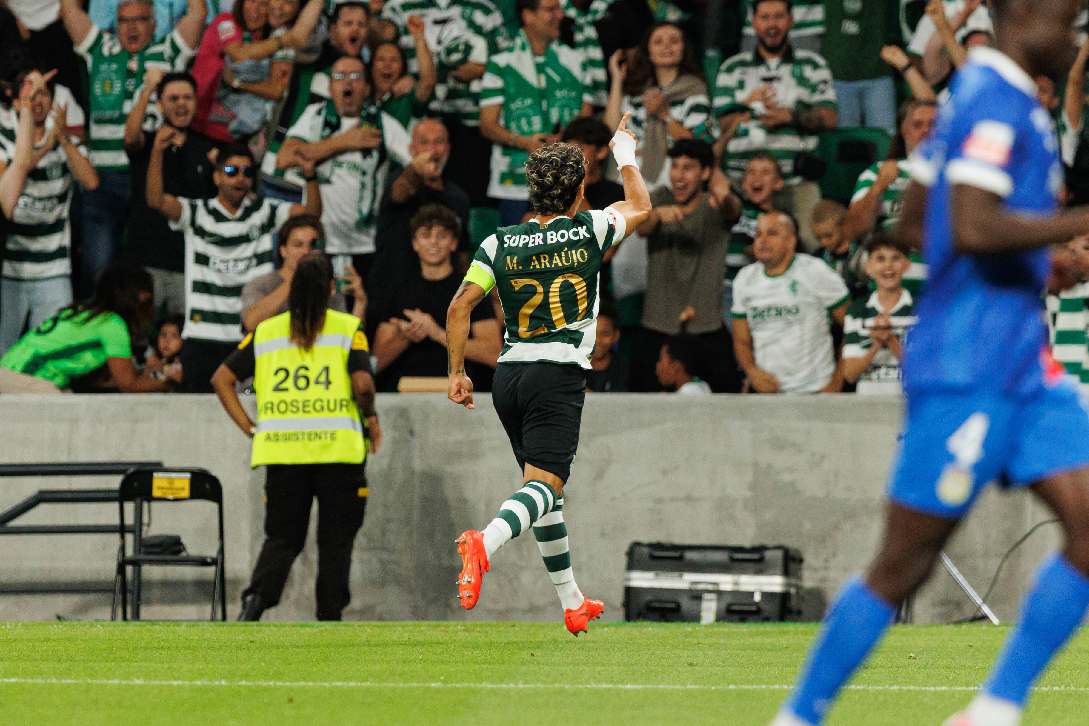 Maxi Araújo a festejar com os adeptos no Sporting-Alverca - Foto: Imago