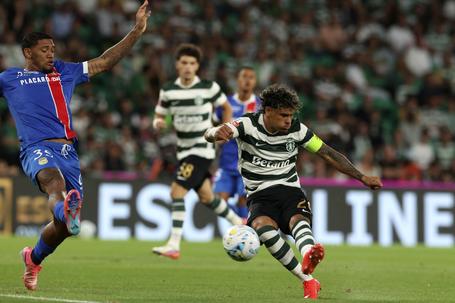 E aos dois minutos Maxi fez magia e desfez o empate inicial... Foto Luís Forra/EPA