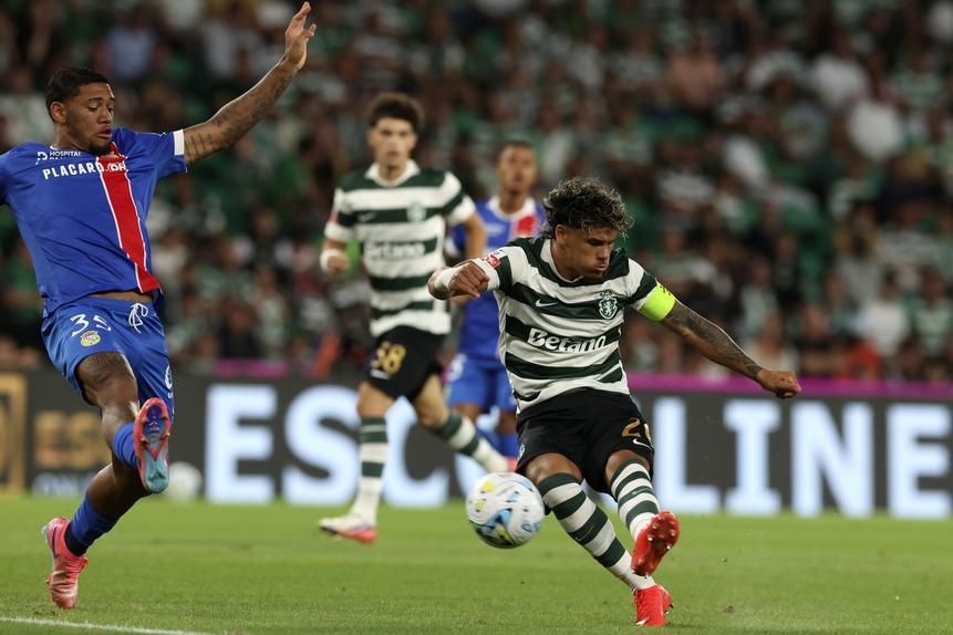 E aos dois minutos Maxi fez magia e desfez o empate inicial... Foto Luís Forra/EPA