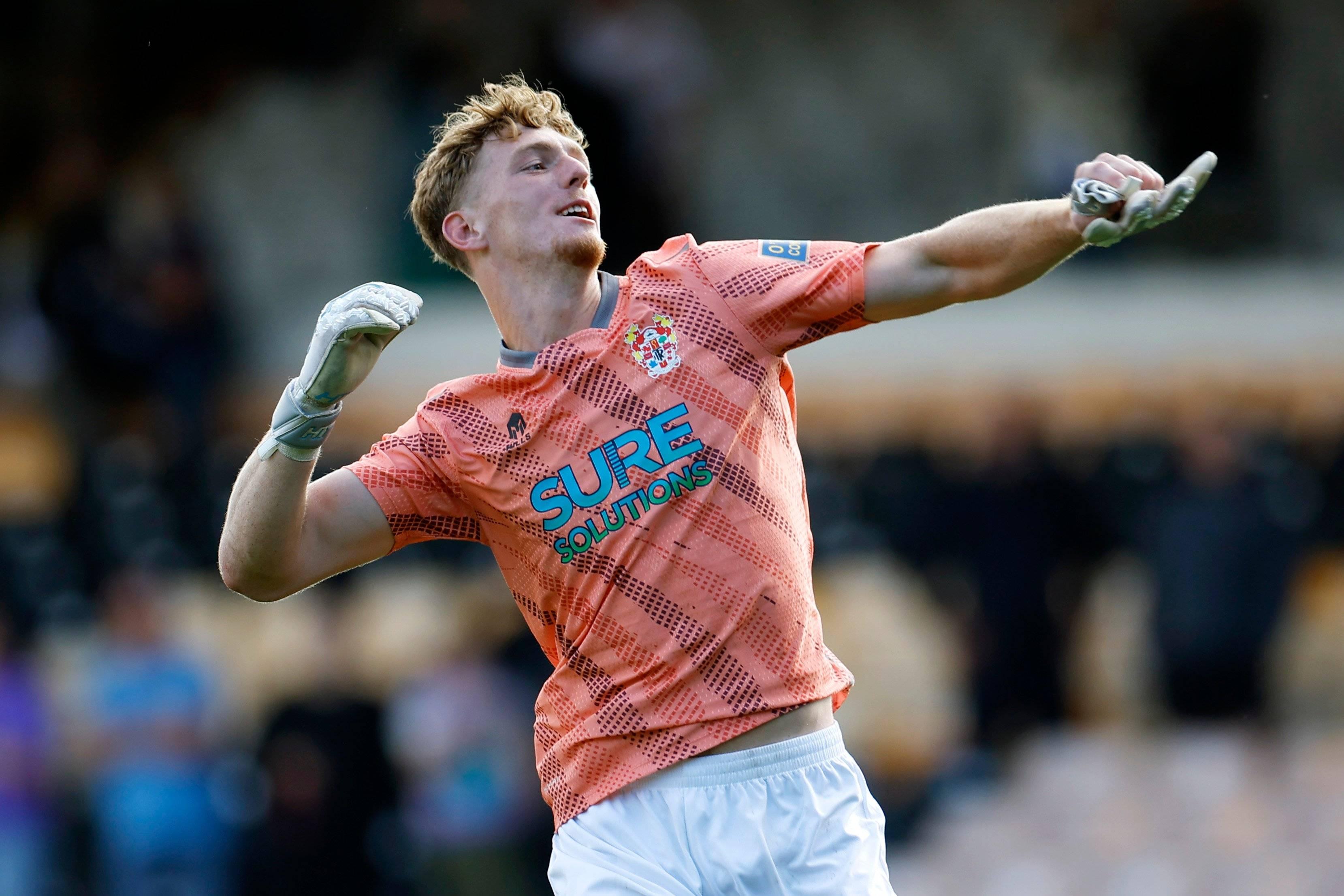 Bobby Faulkner, central do Tranmere, defendeu com sucesso a baliza durante 45'