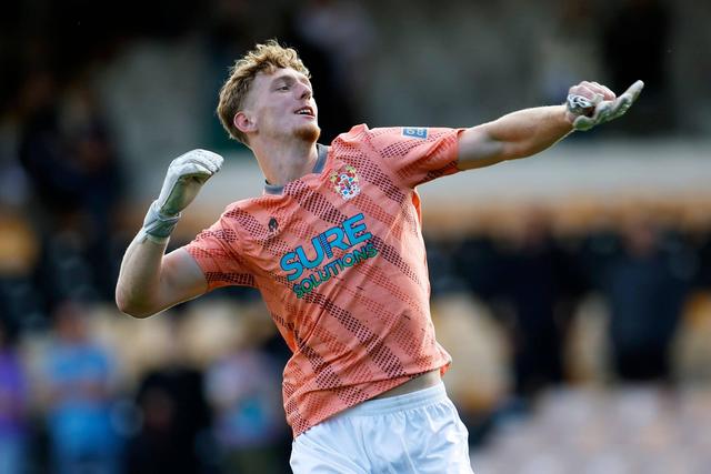 Bobby Faulkner, central do Tranmere, defendeu com sucesso a baliza durante 45'