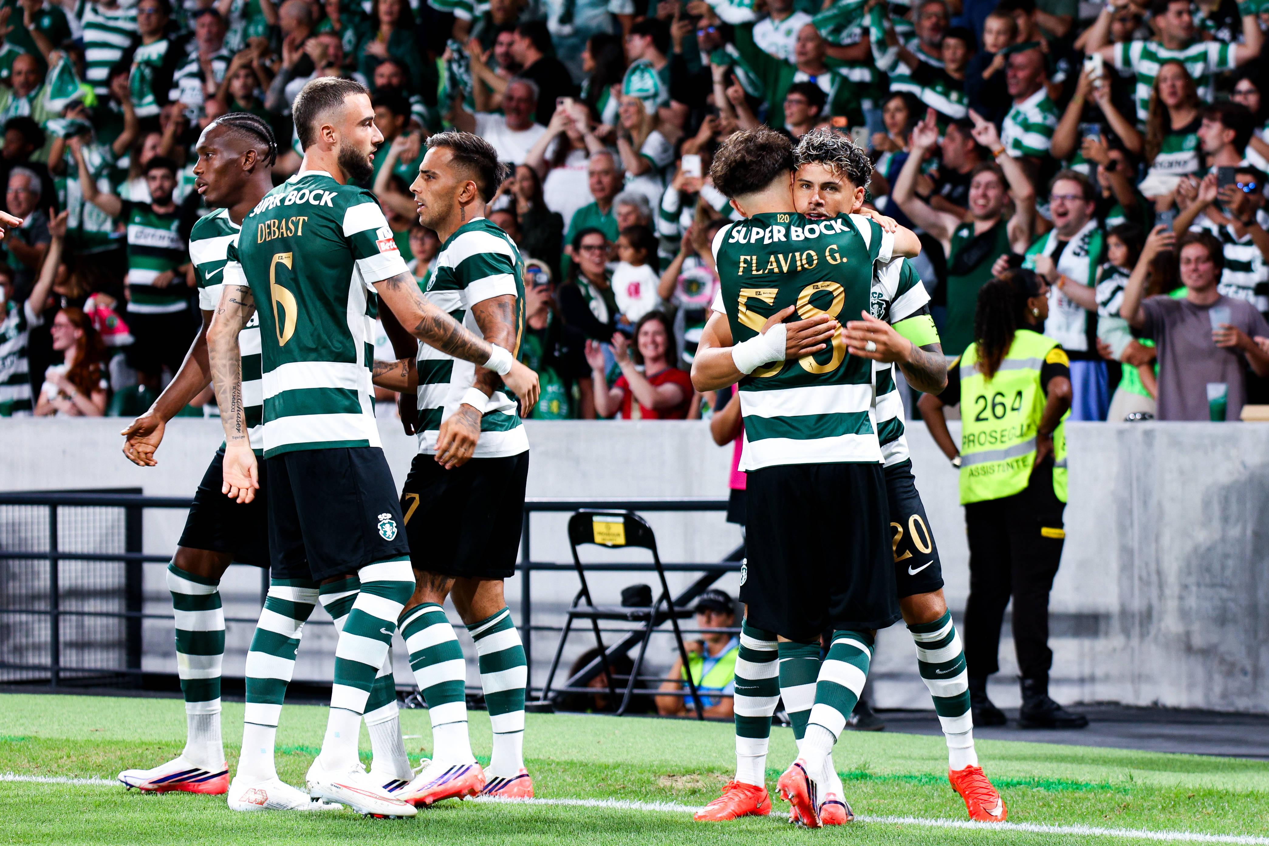 Abraço de Flávio Gonçalves a Maxi Araújo no Sporting-Alverca - Foto: Imago