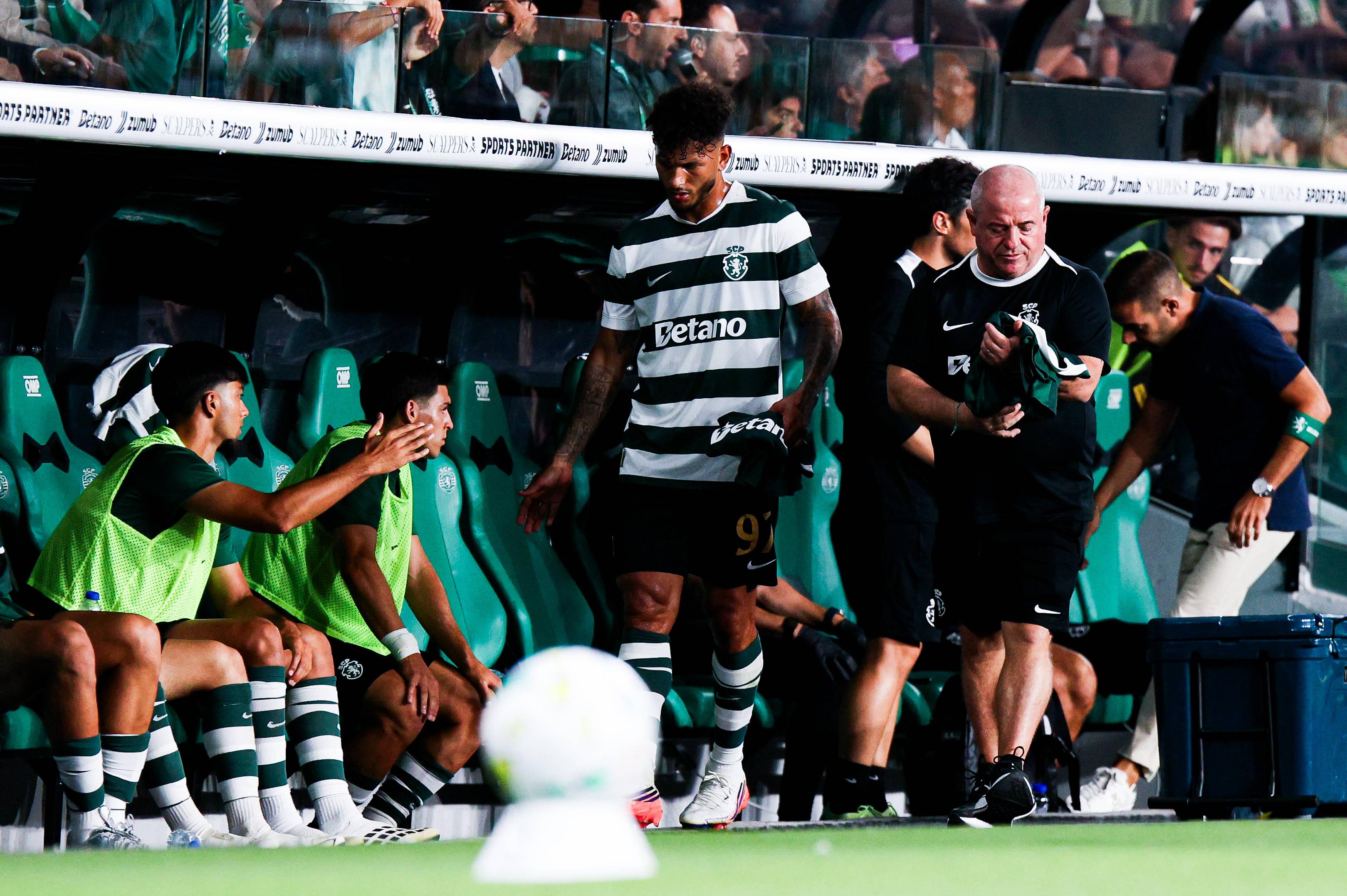 Luis Suárez a regressar ao banco no Sporting-Alverca - Foto: Imago
