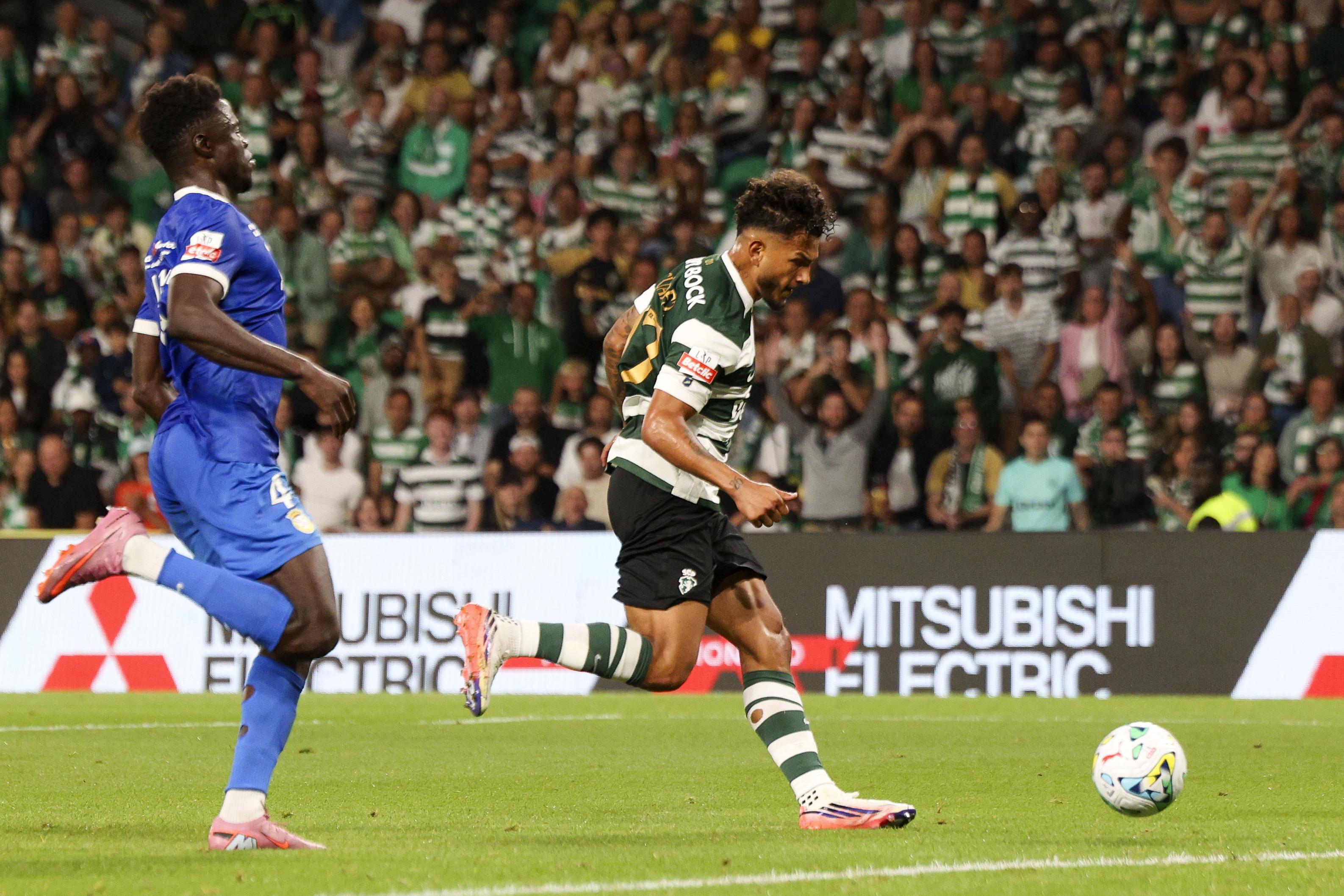 Luis Suárez a marcar no Sporting-Alverca - Foto: LUIS FORRA/LUSA