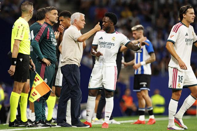 José Mourinho a falar com Vinícius Júnior no Espanhol-Real Madrid