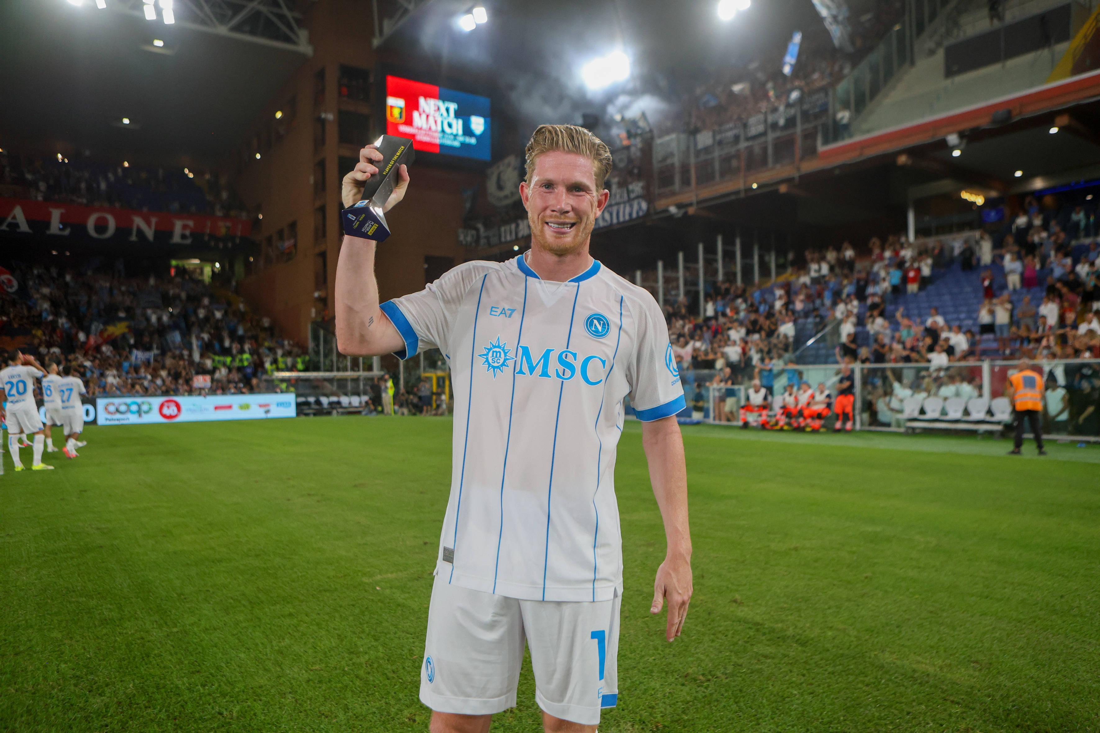 Kevin De Bruyne com o prémio de melhor em campo
