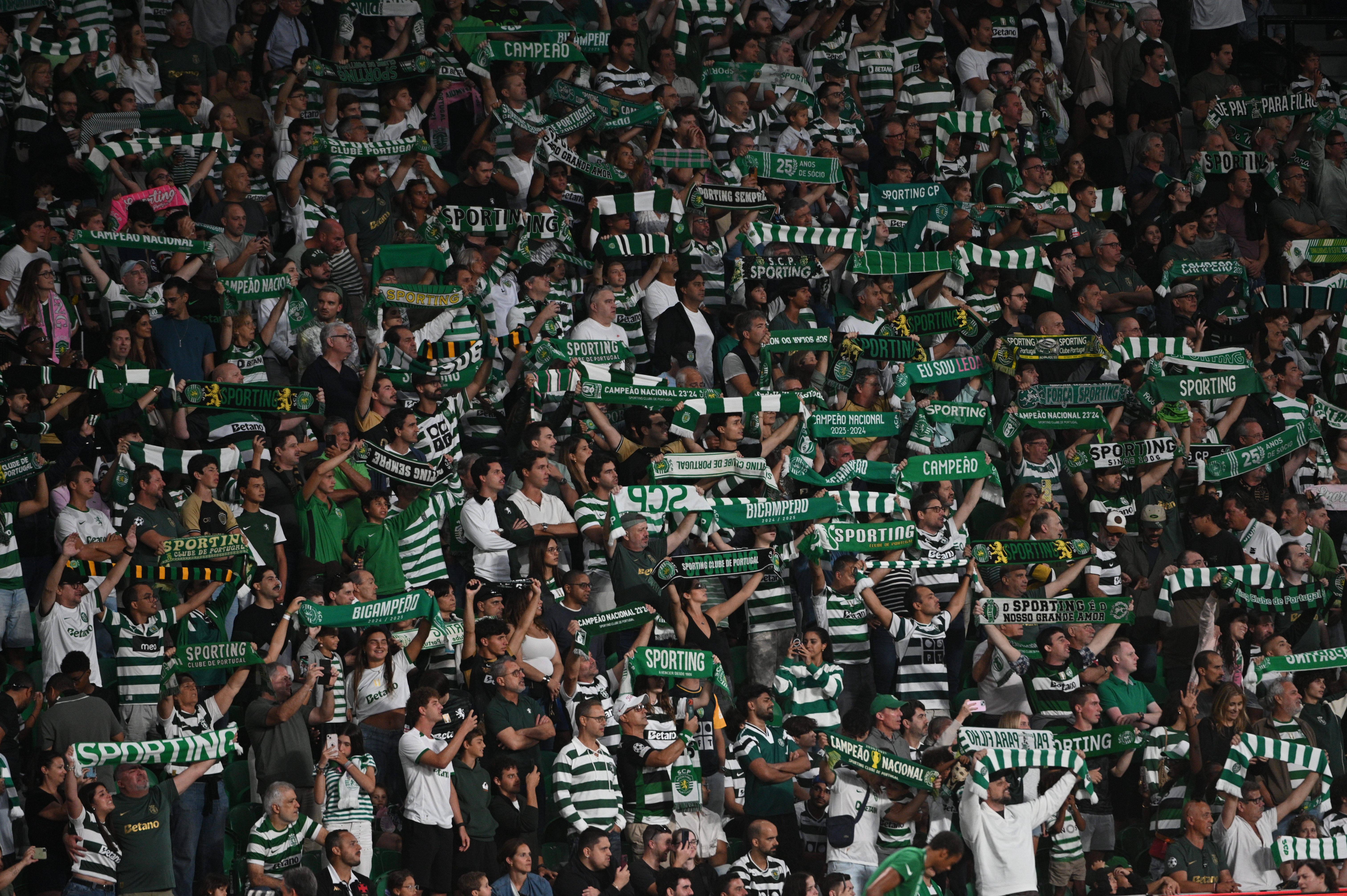 Adeptos em Alvalade antes do Sporting-Alverca - Foto: Imago