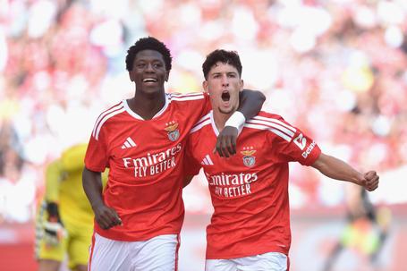 Anísio Cabral e José Neto, respetivamente ponta de lança e lateral-esquerdo do Benfica (foto: Miguel Nunes)