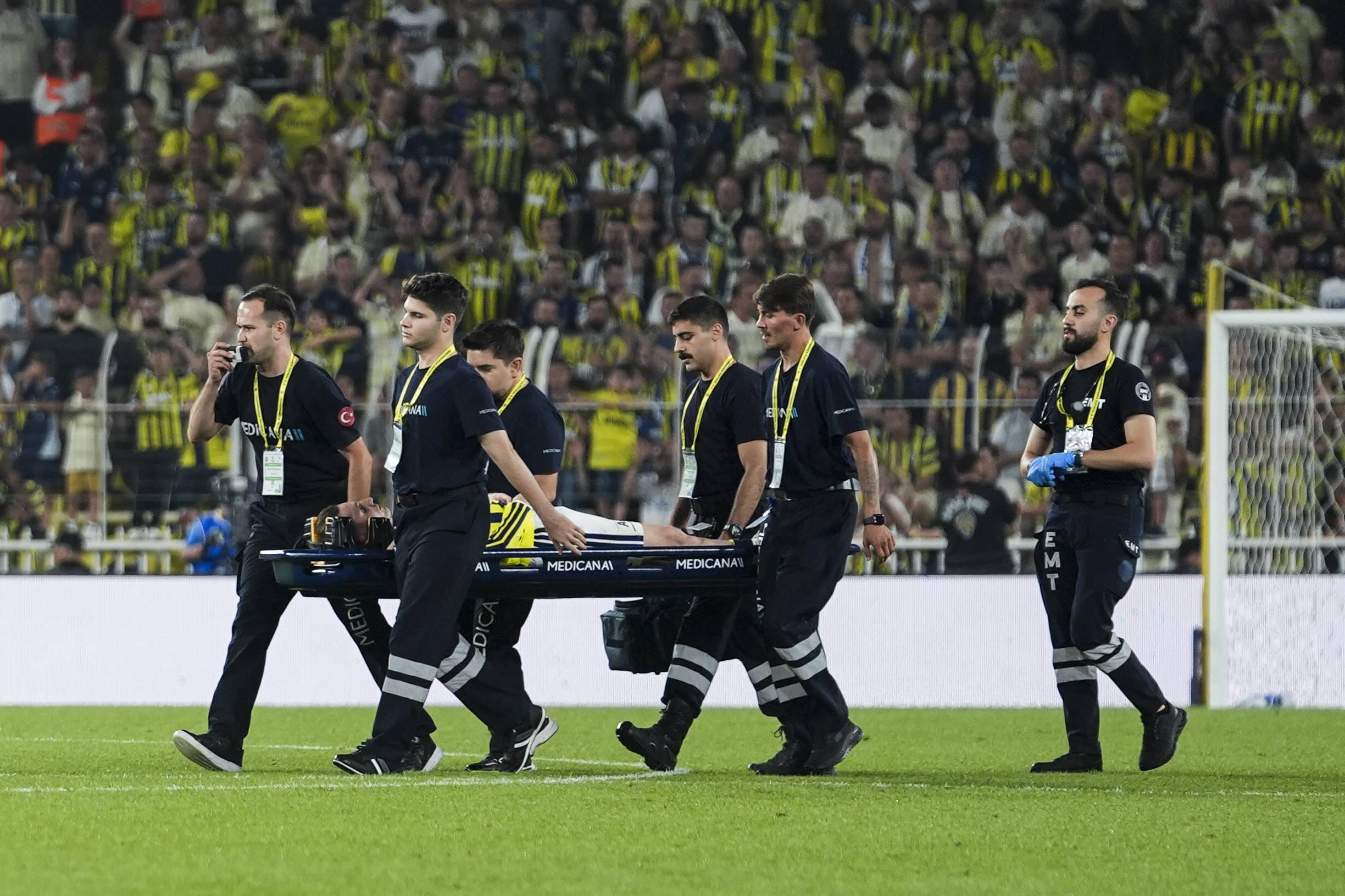 Akturkoglu foi levado de maca após ficar inconsciente