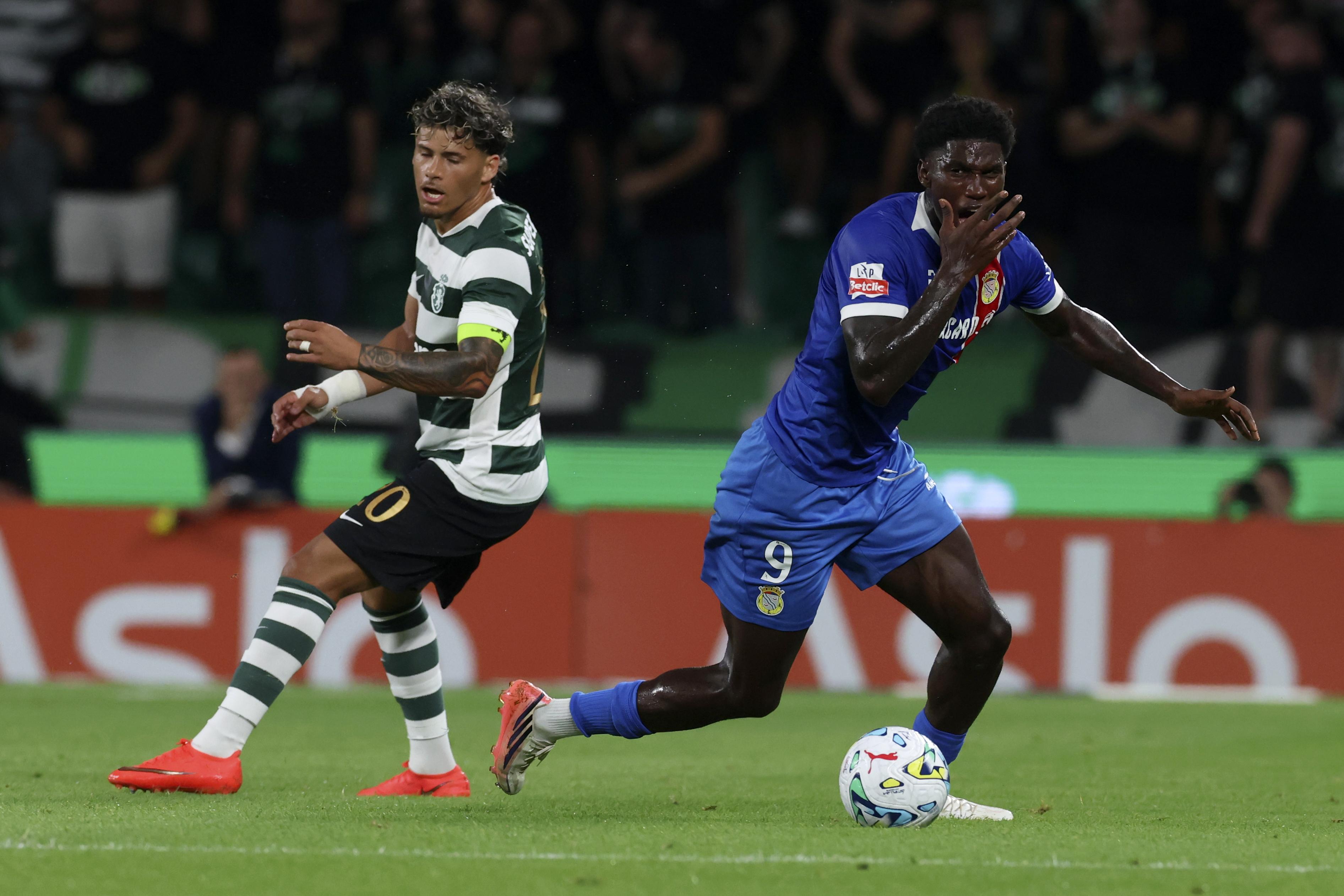 Maxi Araújo batido por Vivaldo Semedo no Sporting-Alverca - Foto: LUIS FORRA/LUSA