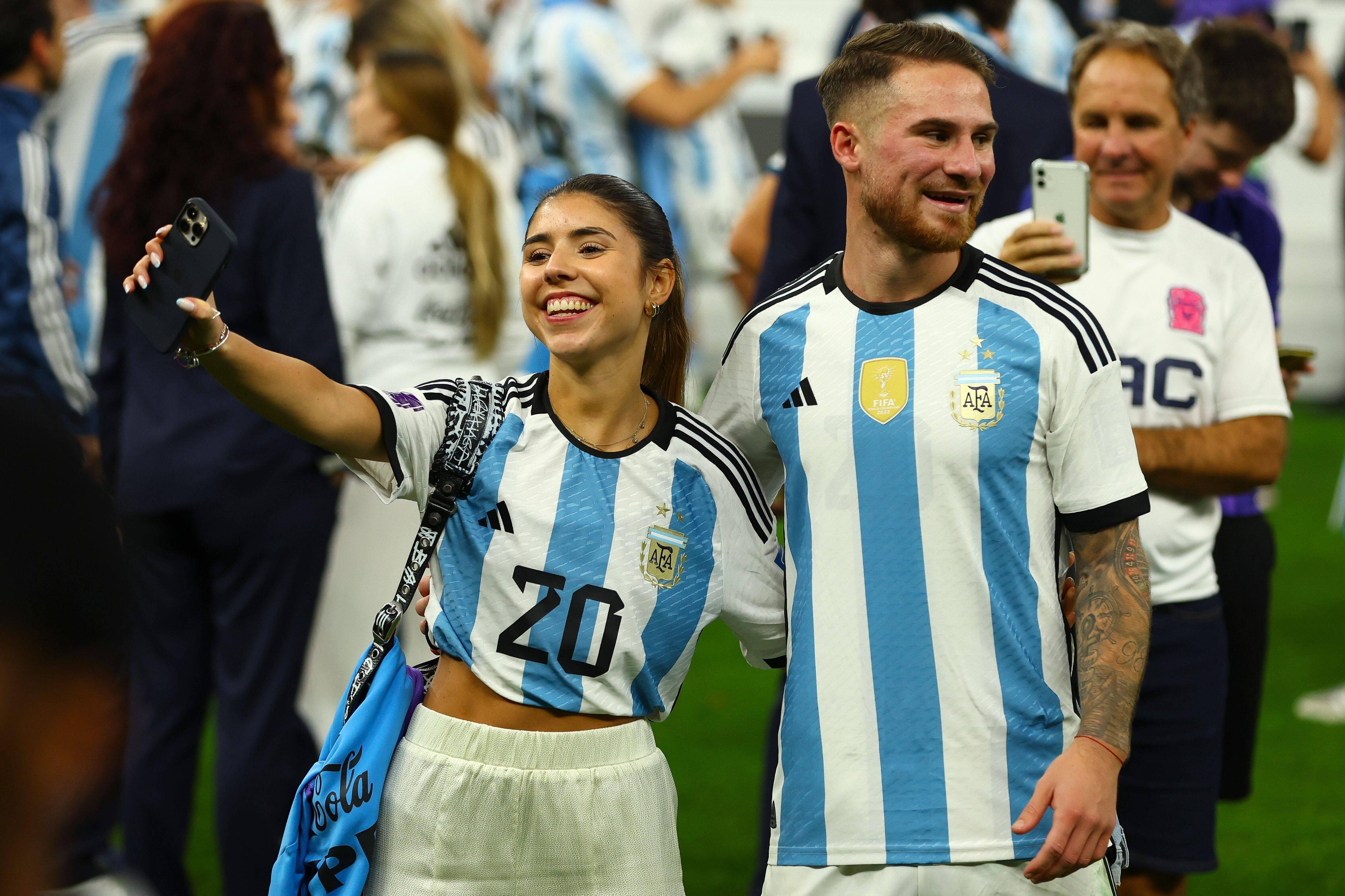 Alex Mac Allister com a ex-namorada argentina Camila Mayan