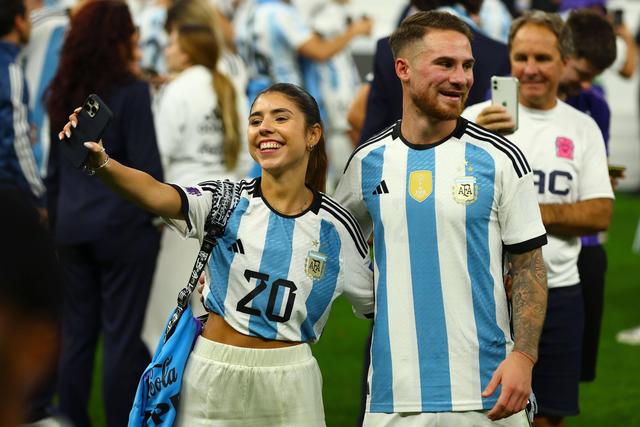 Alex Mac Allister com a ex-namorada argentina Camila Mayan