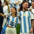 Alex Mac Allister com a ex-namorada argentina Camila Mayan