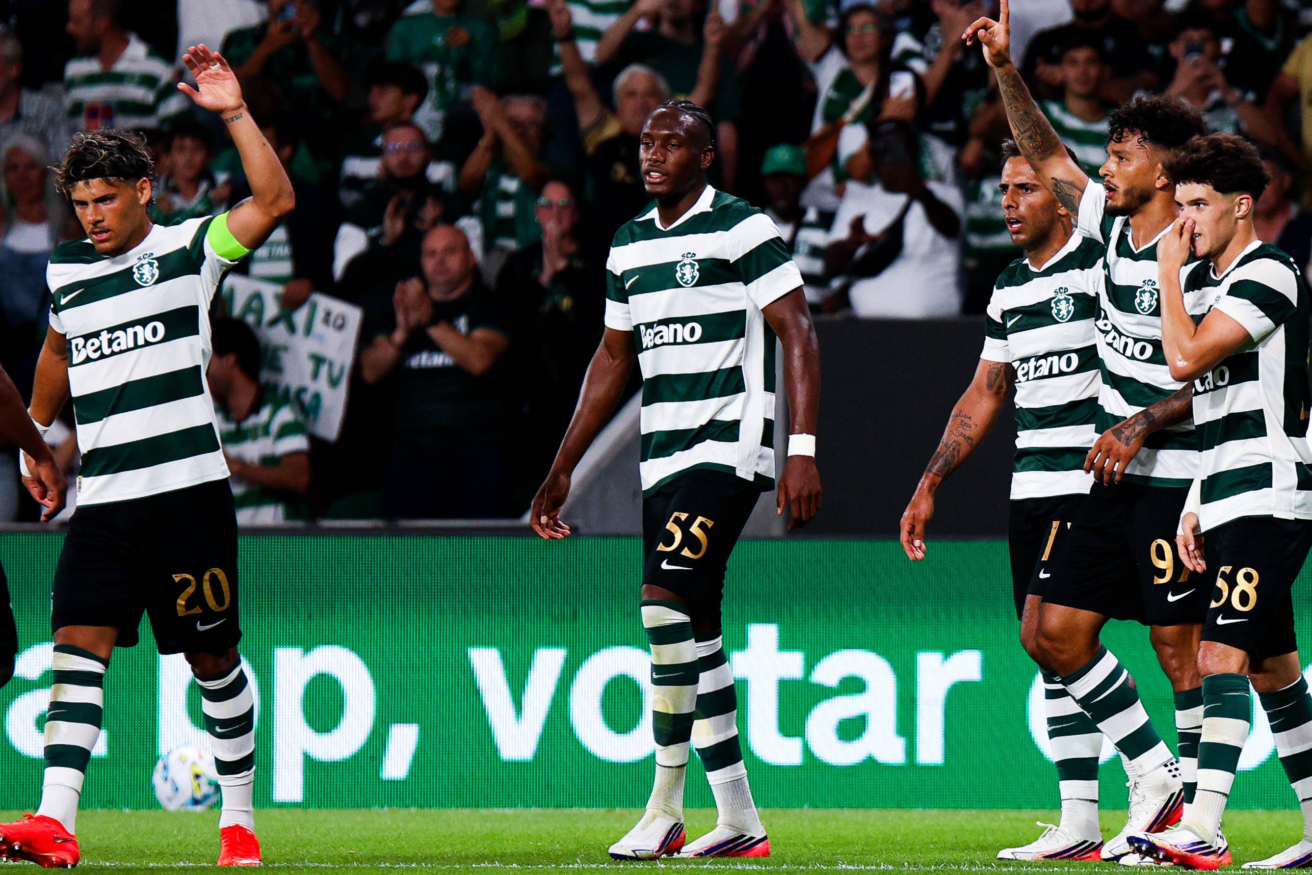 Ibrahima Ba nos festejos do golo de Luis Suárez - Foto: Imago
