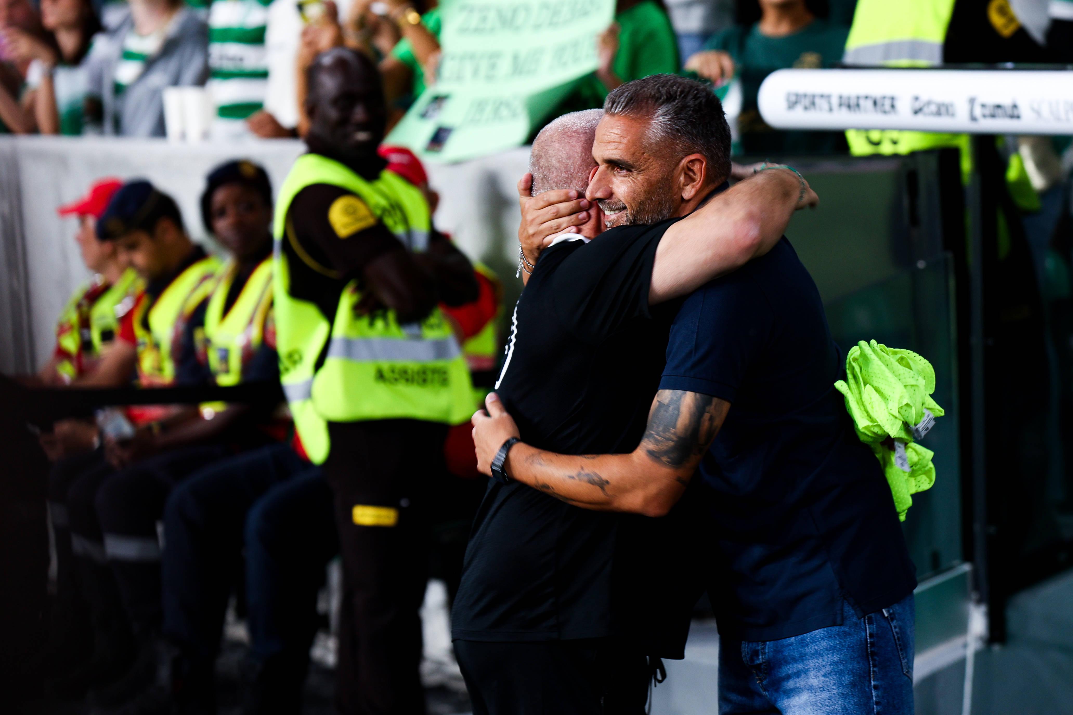 Sérgio Ferreira e Rui Borges a cumprimentarem-se no Sporting-Alverca - Foto: Imago