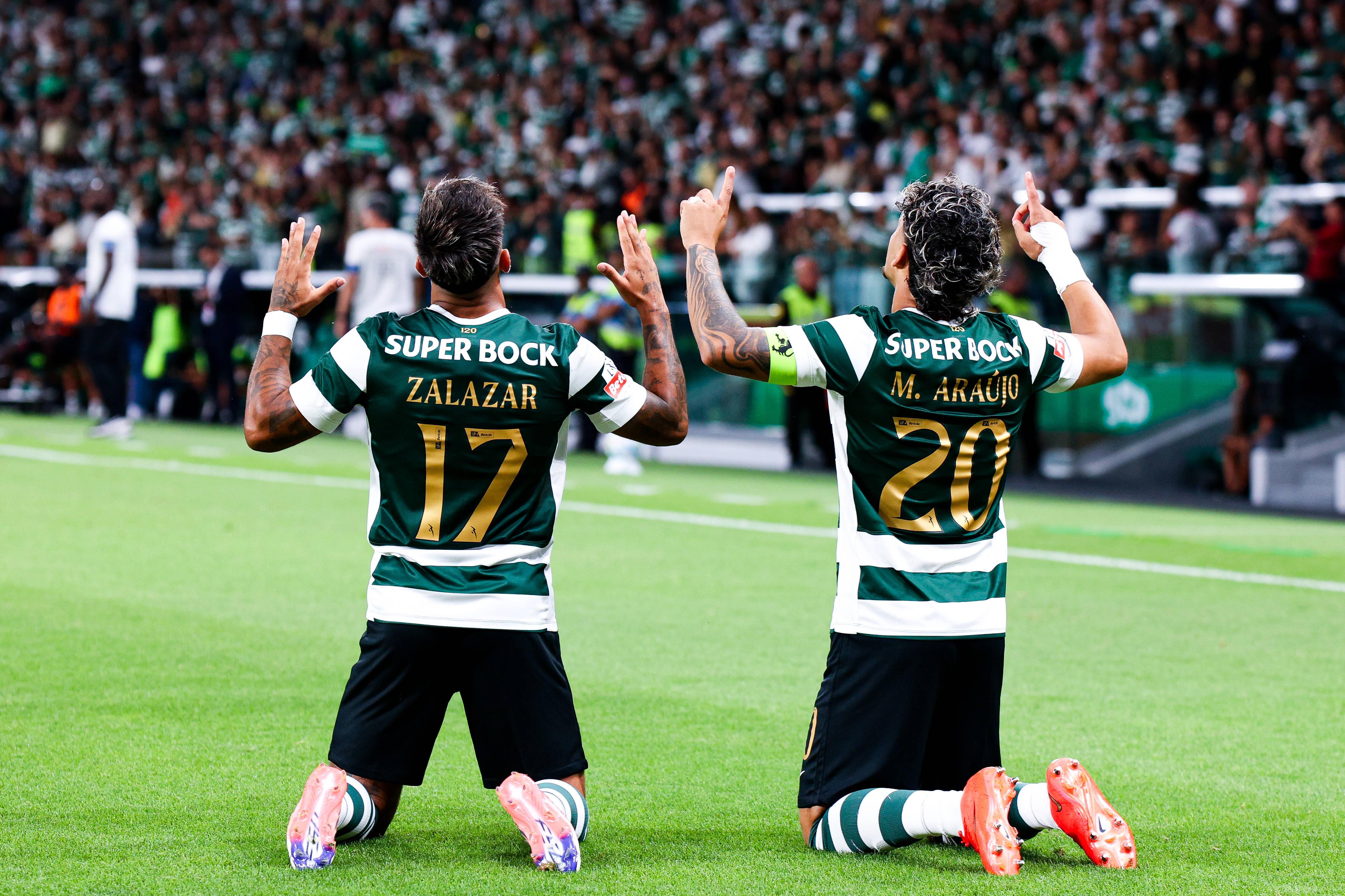 Festejo uruguaio entre Zalazar e Maxi Araújo no Sporting-Alverca - Foto: Imago