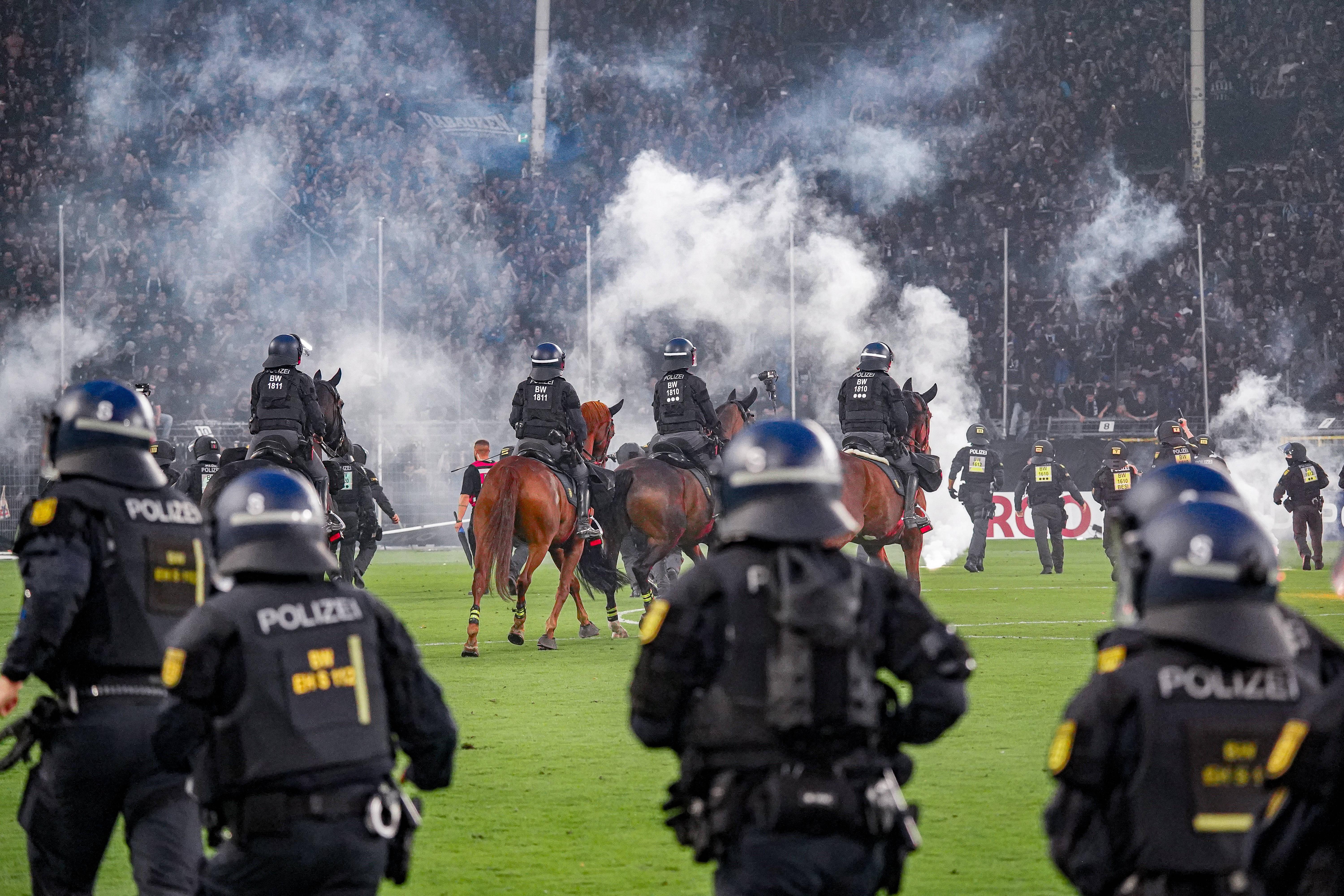 Tudo aconteceu durante o Mannheim-Kaiserslautern - foto: IMAGO