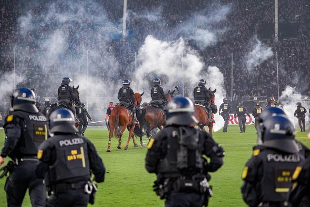 Tudo aconteceu durante o Mannheim-Kaiserslautern - foto: IMAGO