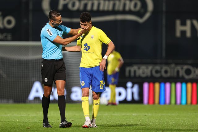 Vídeo: vê vermelho por indicação do VAR e cumprimenta árbitro antes de sair