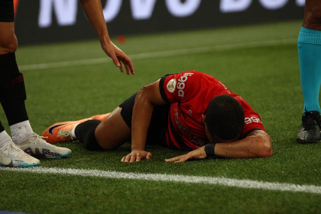 VÍDEO: já garantido pelo Barcelona, Vitor Roque lesiona-se e sai de maca