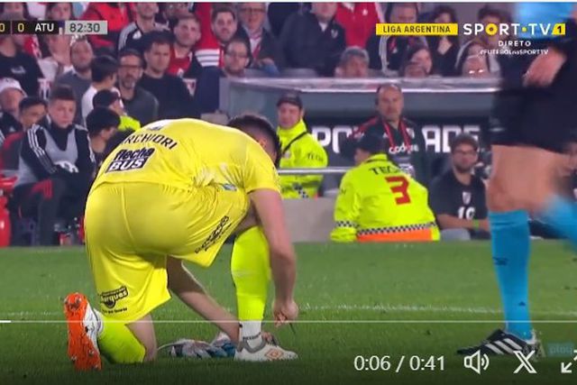 VÍDEO: Desaperta os atacadores, tira as luvas e força paragem... depois sofre aos 90+4'