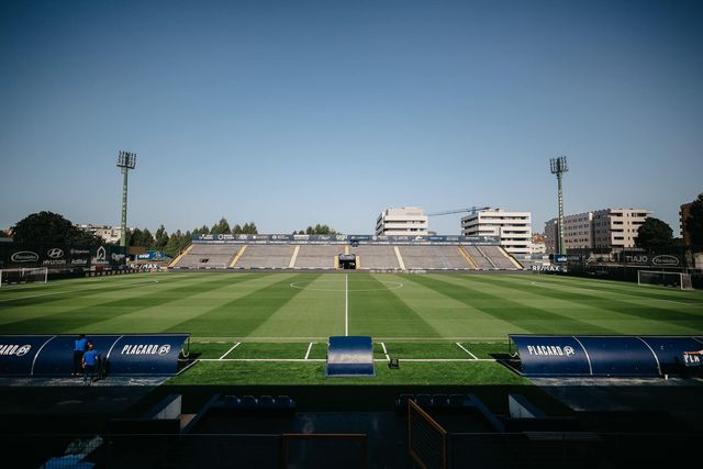 Famalicão-Vitória: ultrapassagem ou estreia vitoriosa de Álvaro Pacheco?