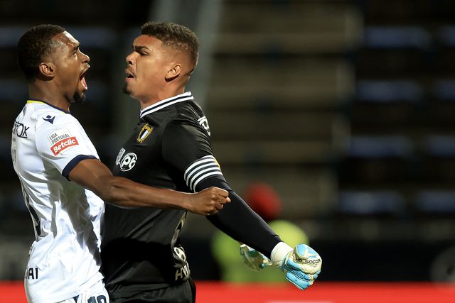 Vídeo: um penálti falhado duas vezes no Famalicão-Arouca