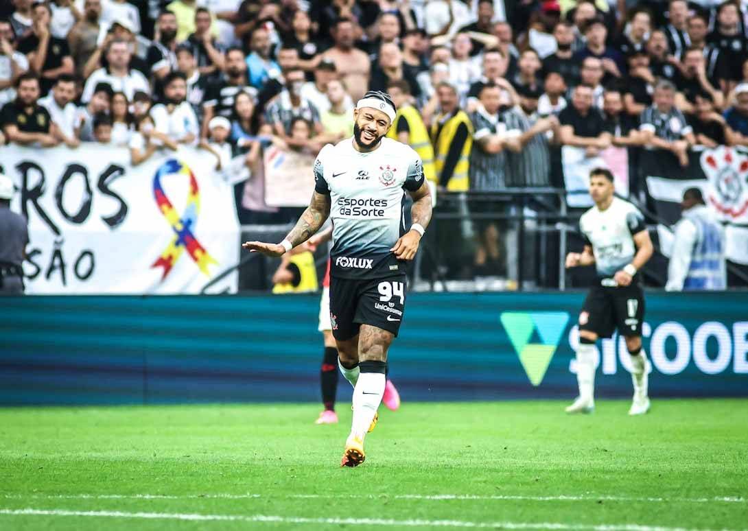 Corinthians vence e bate recorde na estreia de Memphis