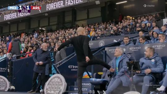 Guardiola furioso: a cadeira é que sofreu após o golo do Arsenal (vídeo)