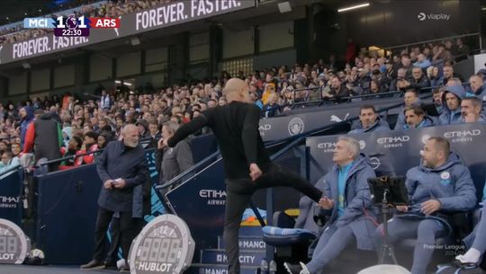 Guardiola furioso: a cadeira é que sofreu após o golo do Arsenal (vídeo)