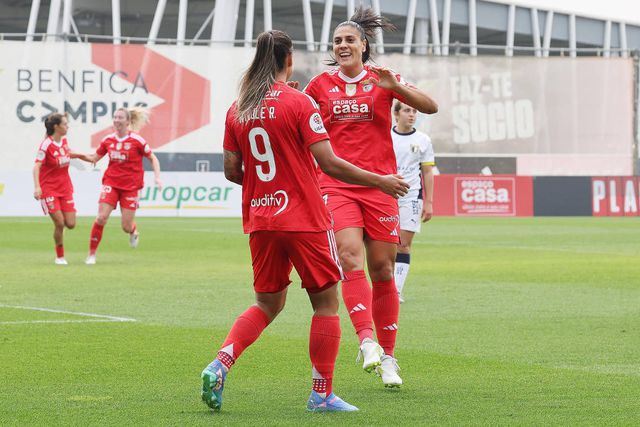 Benfica bate Famalicão e isola-se na liderança à condição