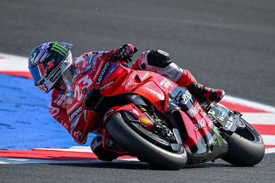 Moto GP: Bastianini vence com última volta polémica, Miguel Oliveira em 10.º