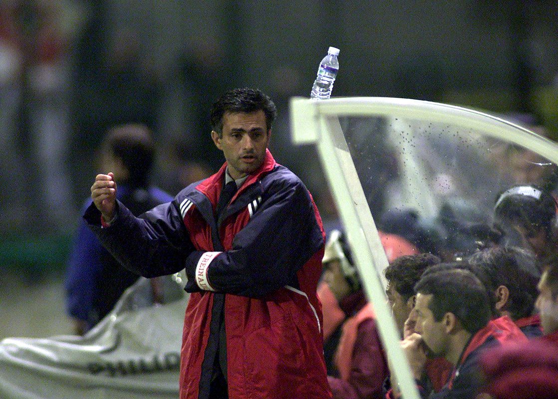 Mourinho entrou em cena pelo Benfica há 24 anos no Bessa