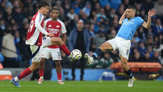 Manchester City salva ponto frente ao Arsenal na última jogada