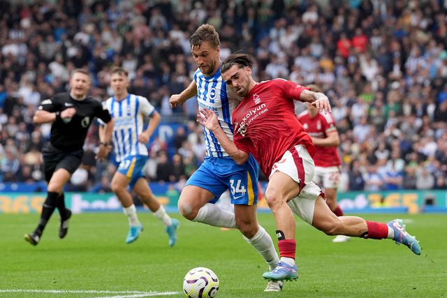 Jota Silva assiste e NES é expulso no empate do Forest em Brighton
