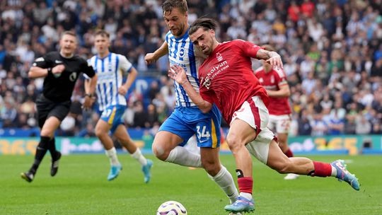 Jota Silva assiste e NES é expulso no empate do Forest em Brighton