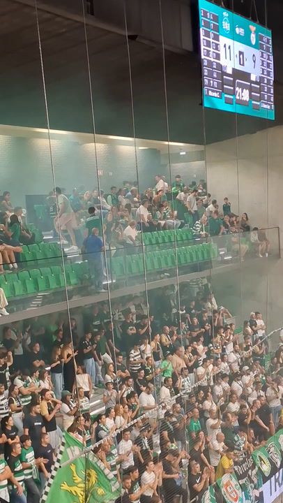 O ambiente no dérbi de andebol no João Rocha