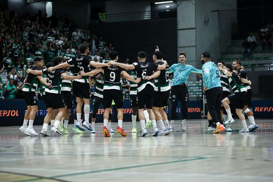 Sporting derruba com estrondo gigante Veszprém e é líder na Champions