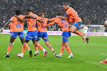 Mesmo reduzido a 10, Marselha vence com golo no último minuto em Lyon