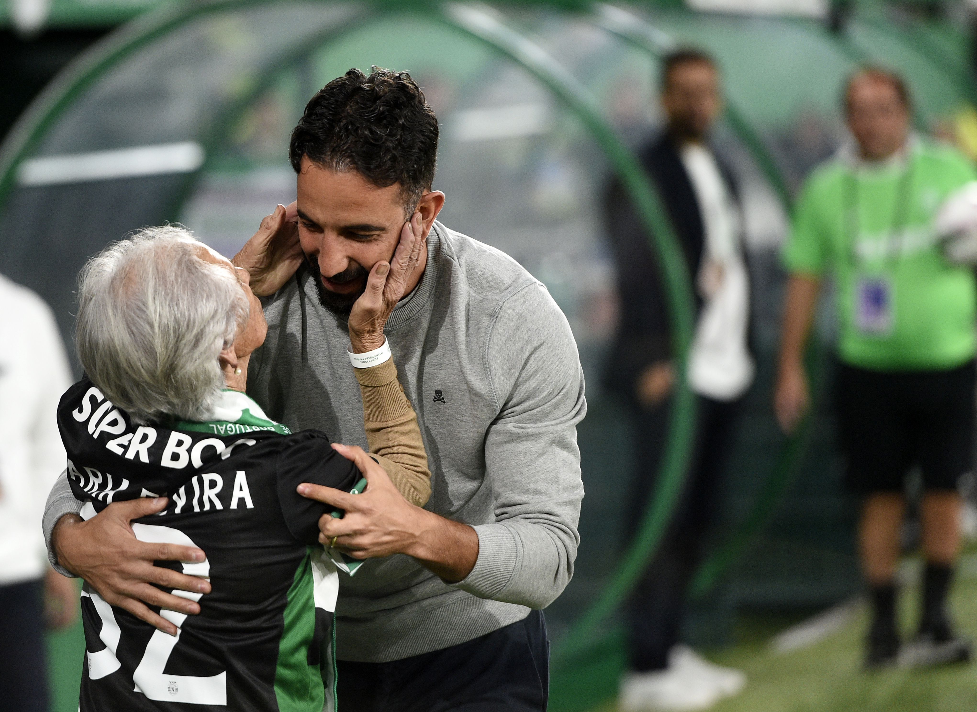 Abraço a Amorim e foto com a equipa: Alvalade acarinhou adepta que perdeu quase tudo num incêndio