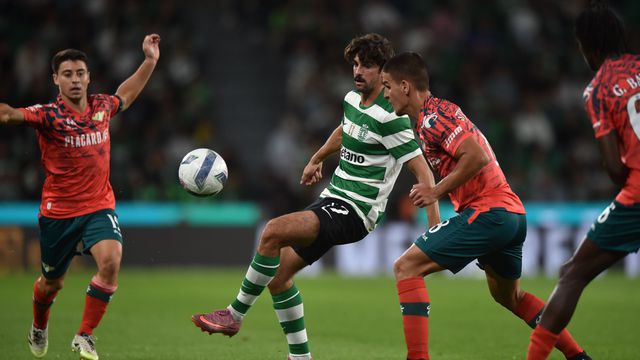Vasco Sousa tenta encurtar o espaço a Trincão (Foto Miguel Nunes)
